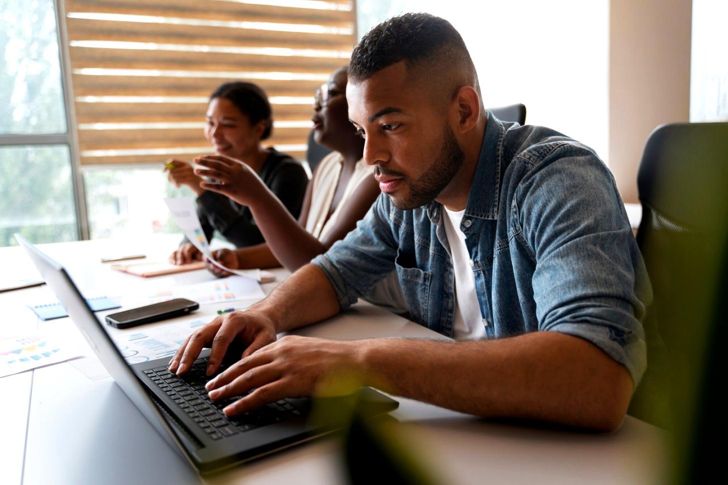 Estudiantes trabajando con análisis financieros en entorno colaborativo